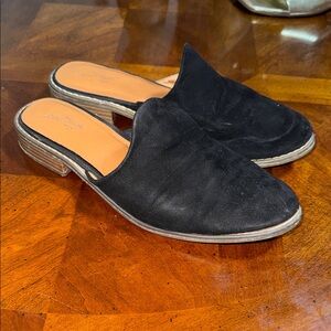 Universal Thread Black Mules